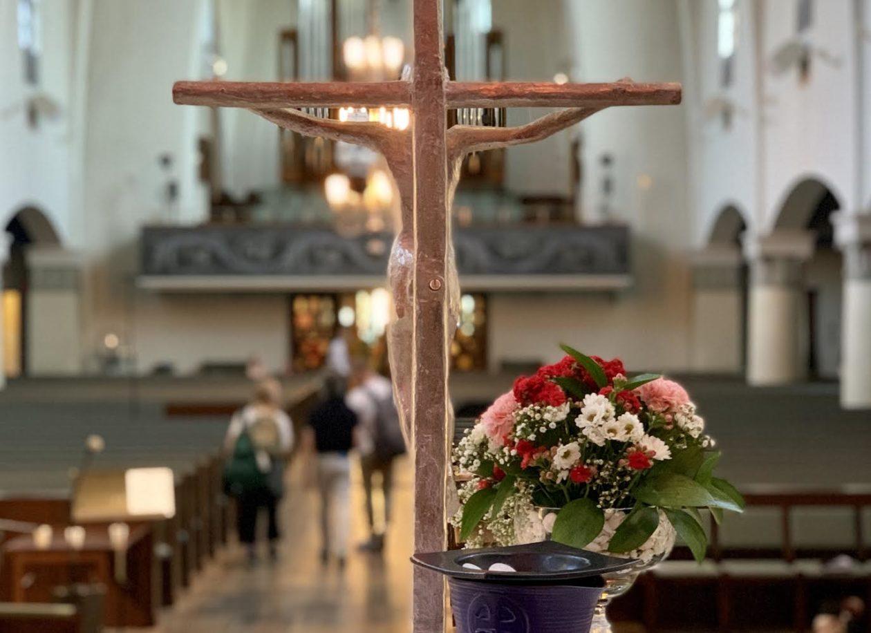 Näkymä kirkkoon alttariristin takaa